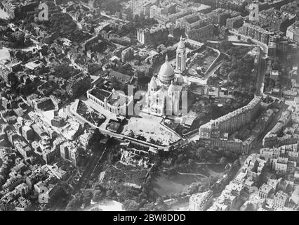 Parigi vista dall'aria . Mostra il quartiere di Montmartre con la Chiesa del Sacro cuore arroccata sulla famosa collina . 2 novembre 1928 Foto Stock