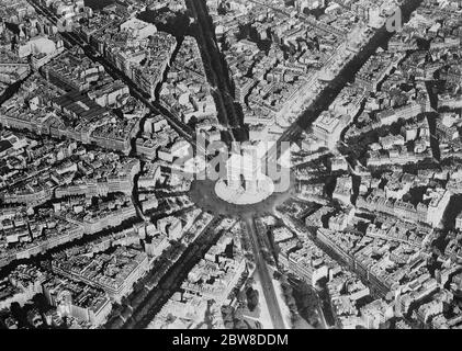 Parigi vista dall'aria . Mostrando la Place de l'etoile . 1 novembre 1928 Foto Stock