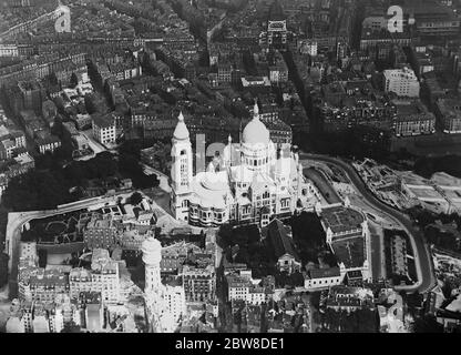 Parigi vista dall'aria . Mostra Montmartre con la Chiesa del Sacro cuore arroccata sulla famosa collina . 2 novembre 1928 Foto Stock