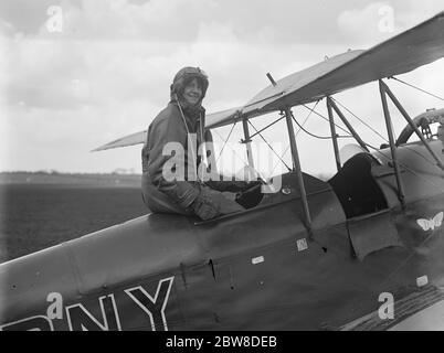 Più donne che imparano a volare . Studenti londinesi che mostrano abilità e cool . La sig.ra Simon Fraser va in volo. 27 marzo 1928 Foto Stock