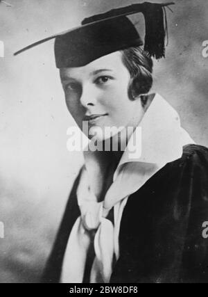 Donna in avventura atlantica di volo. Miss Earhart in abito da laurea nel 1918 . 18 giugno 1928 Foto Stock