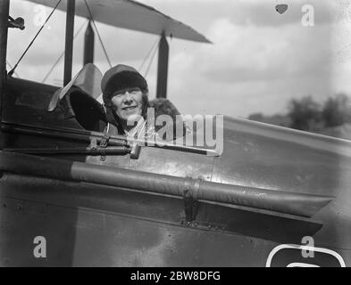 Più donne che imparano a volare . Studenti londinesi che mostrano abilità e freschezza allo Stag Lane Aerodrome . 27 marzo 1928 Foto Stock