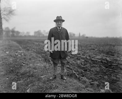 L'uomo che ha acquistato un cavallo da corsa per 5 / 6 d , John Faulkner , il più antico fantino vivente che celebra il suo centesimo compleanno il mese prossimo . 11 febbraio 1928 Foto Stock