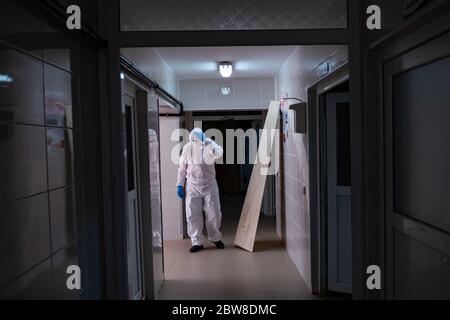 Istanbul, Turchia. 30 maggio 2020. Un dipendente della città di Istanbul Morgue che indossa un costume protettivo e una maschera facciale si trova accanto alle barbe nella malga Cekmekoy. Credit: Yasin Akgul/dpa/Alamy Live News Foto Stock