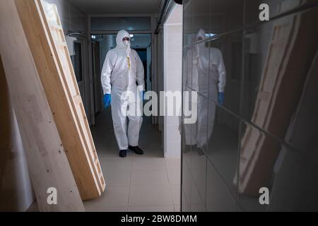 Istanbul, Turchia. 30 maggio 2020. Un dipendente della città di Istanbul Morgue che indossa un costume protettivo e una maschera facciale si trova accanto alle barbe nella malga Cekmekoy. Credit: Yasin Akgul/dpa/Alamy Live News Foto Stock