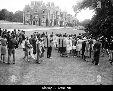 20, 000 passeggiata intorno alla casa di campagna del Re . I bellissimi giardini di Sandringham sono aperti al pubblico. Sebbene il Re fosse arrivato a Sandringham durante il fine settimana , i terreni della residenza Norfolk di sua Maestà sono stati nuovamente aperti al pubblico mercoledì e si stima che 20 , 000 avrebbe camminato intorno alla casa di campagna del re prima che le porte si chiudano. I visitatori si soffermano nei giardini soleggiati per ammirare la Sandringham House . 29 agosto 1929 Foto Stock