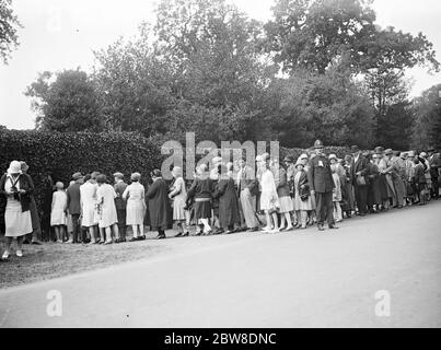 20, 000 passeggiata intorno alla casa di campagna del Re . I bei terreni della Sandringham House sono aperti al pubblico. Sebbene il Re fosse arrivato a Sandringham durante il fine settimana , i terreni della residenza Norfolk di sua Maestà sono stati nuovamente aperti al pubblico mercoledì e si stima che 20 , 000 avrebbe camminato intorno alla casa di campagna del re prima che le porte si chiudano. Qui alcuni in attesa di ammissione . 29 agosto 1929 Foto Stock