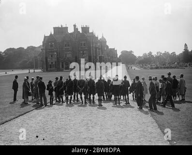 20, 000 passeggiata intorno alla casa di campagna del Re . I bellissimi giardini di Sandringham sono aperti al pubblico. Anche se il Re era arrivato a Sandringham durante il week end , i terreni della residenza Norfolk di sua Maestà sono stati nuovamente aperti al pubblico mercoledì , E si stima che 20 , 000 avrebbero camminato intorno alla casa di campagna del re prima che le porte fossero chiuse . Sandringham House si poteva vedere a vantaggio da molti punti diversi nel bellissimo terreno. 29 agosto 1929 Foto Stock