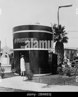 In una città di case Nightmare . Una nuova foto di Los Angeles che mostra una gelateria conosciuta come il 'Congelatore' costruito come uno. 17 maggio 1928 Foto Stock