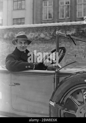 Un'interessante immagine del Principe ereditario di Danimarca , che è ora in visita a Londra , al volante di una Fiat car . 16 dicembre 1927 Foto Stock