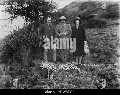 Sir Herbert Barker spara una pantera . Sir Herbert e Lady Barker con il Maharajah Kamar (centro) a Kutch (India) , dove Sir Herbert Barker ha sparato una pantera ( mostrato ) dopo che era entrato nel composto di una delle residenze reali e ha ucciso un asino e un cane . 3 marzo 1930 Foto Stock