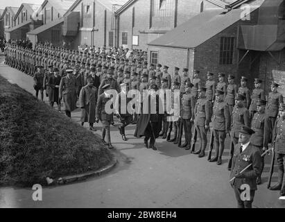 Il re e la regina dell'Afghanistan a Hendon . Ispezione delle truppe . 17 marzo 1928 Visita dello stato di Re Amanullah e della Regina Soiriya Foto Stock