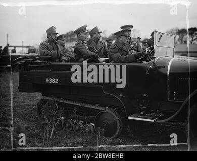 Re Amanullah orologi mimica battaglia serbatoio a Lulworth , Dorset . 20 marzo 1928 Visita dello stato di Re Amanullah e della Regina Soiriya Foto Stock