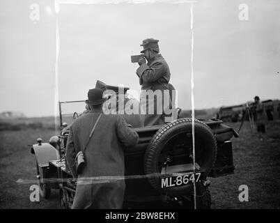 Re Amanullah orologi mimico battaglia serbatoio . Il re dell'Afghanistan fotografando le manovre dei carri armati a Lulworth , Dorset . 20 marzo 1928 Visita dello stato di Re Amanullah e della Regina Soiriya Foto Stock