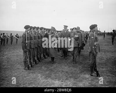 Re Amanullah guarda battaglia serbatoio a Lulworth , Dorset . 20 marzo 1928 Visita dello stato di Re Amanullah e della Regina Soiriya Foto Stock