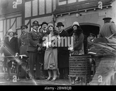 Il re e la regina dell'Afghanistan a Hendon . Ispezione delle truppe . 17 marzo 1928 Re Amanullah e Regina Soouriya Foto Stock