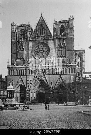 70 persone uccise nel sonno , nel terrore di mezzanotte e nella distruzione a Lione . Cattedrale di Lione . 14 novembre 1930 Foto Stock