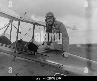 Più donne che imparano a volare . Studenti londinesi che mostrano abilità e cool . CAPT F G M Spark , il Chief Pilot Instructor . Diverse donne aviatrici che ricevono istruzioni presso l'Aerodromo di Stag Lane riceveranno a breve certificati solisti . 27 marzo 1928 Foto Stock