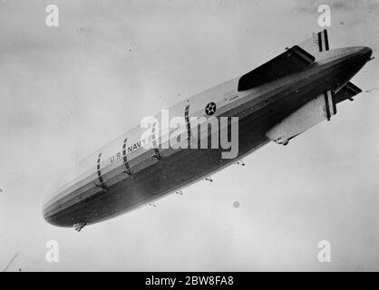 Tutto il metallo vapore guidato dirigible fuori di hangar per la prima volta . La città di Glendale . 18 gennaio 1929 Foto Stock