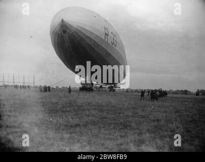 R 33 in decollo di prova con due D H 53 Hummingbirds a Pulham 21 ottobre 1926 Foto Stock