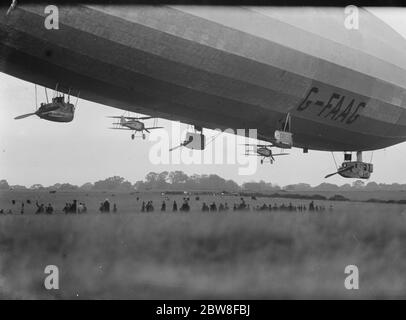 R 33 in decollo di prova con due D H 53 Hummingbirds a Pulham 21 ottobre 1926 Foto Stock