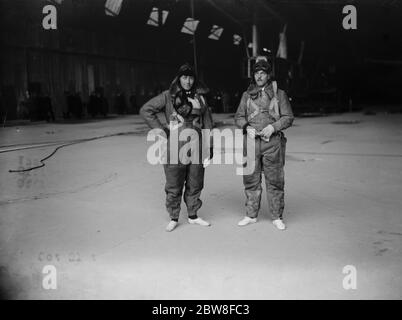 R 33 in decollo di prova con due D H 53 Hummingbirds a Pulham. I due piloti degli aerei Flying Officer McKenzie Richards ( a sinistra ) e Flying Officer R L Ragg 21 ottobre 1926 Foto Stock