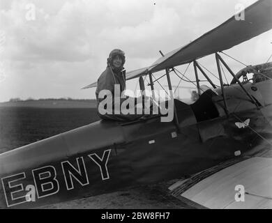 Più donne che imparano a volare . Studenti londinesi che mostrano abilità e cool , presso l'aerodromo Stag Lane nella Greater London. Sig.na H Cholmondeley . 27 marzo 1928 Foto Stock