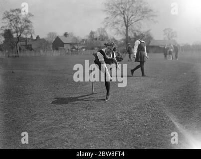 Prima partita di cricket femminile della stagione . Miss Valentine , il fast bowler in azione alla partita di cricket femminile di Cobham a Cobham . 24 aprile 1929 Foto Stock