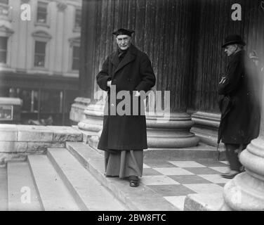 Il Vescovo di Londra , ( Dr. Arthur Winnington - Ingram ) nella Cattedrale di St Paul il giorno prima del suo settantesimo compleanno . 25 gennaio 1928 Foto Stock