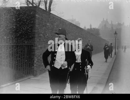 Il Re tiene un levee al Palazzo di San Giacomo. Sir Henry Jackson e il signor Arthur Robinson, in partenza. 24 marzo 1931 Foto Stock