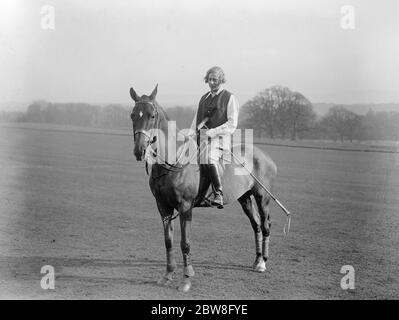 Festa della Polo House al Cowdray Park . Lord Cowdray ha intrattenuto una grande festa durante il fine settimana alla sua casa di Sussex, Cowdray Park, vicino a Goodwood, e molti hanno colto l'occasione di fare pratica di polo sullo splendido tappeto erboso . La sig.ra Yoskyl Pearson , figlia maggiore di Lord Cowdray , che era tra coloro che suonavano il polo . 12 aprile 1930 Foto Stock