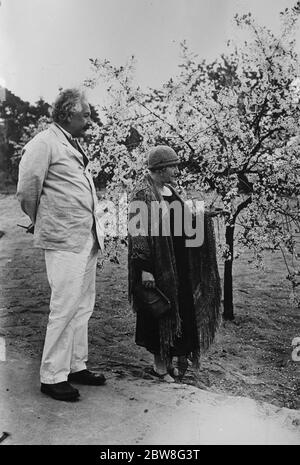 Einstein per visitare Nottingham . Famoso Professore a tenere la sua prima lezione in questo paese . Una nuova fotografia , appena ricevuta a Londra , del professor Albert Einstein con sua moglie . Il Professore terrà una lezione al College Universitario di Nottingham il venerdì, dopo gli sviluppi successivi nelle teorie della Relatività . L'occasione sarà memorabile , come sarà la prima volta che il professor Einstein ha tenuto lezioni in questo paese . 3 giugno 1930 Foto Stock