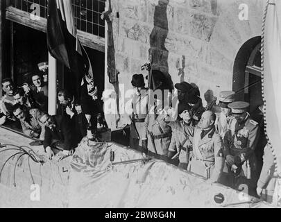 Oltre 100,000 persone ascoltano un fioso discorso di Mussolini . Il signor Benito Mussolini ha pronunciato un discorso fioso a un raduno di oltre 100,000 persone in Piazza della Signoria , Firenze . 21 maggio 1930 Foto Stock