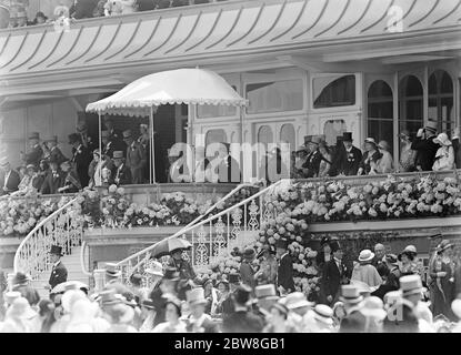 Il Re e la Regina con i membri della famiglia reale nella Royal Box il giorno della Gold Cup ad Ascot . 16 giugno 1932 Foto Stock