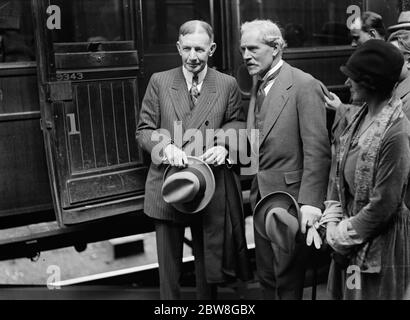 Incontro storico del Premier Ramsay MacDonald e dell'ambasciatore americano nelle Highlands . Il generale Charles Dawes al suo arrivo alla stazione di Forres . 17 giugno 1929 Foto Stock