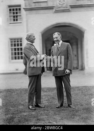 Incontro storico del Premier Ramsay MacDonald e dell'ambasciatore americano nelle Highlands . Il generale Charles Dawes al suo arrivo alla stazione di Forres . 17 giugno 1929 Foto Stock