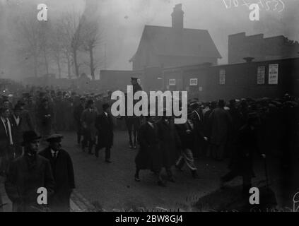 Veli nebbia boxe giorno sport . La scena fuori dai turnstil come gli spettatori si sono riuniti per la partita di Boxing Day tra l'Arsenal e Leeds a Highbury . 26 dicembre 1932 Foto Stock