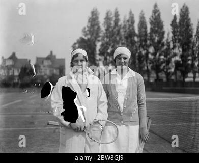 Le stelle inglesi e americane del tennis giocano insieme nelle doppie Signore. Miss Helen Jacobs e Miss Betty Nuthall prima del loro gioco . 29 maggio 1929 Foto Stock