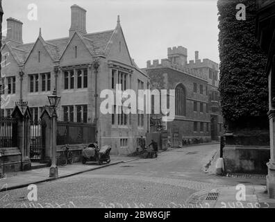 Oxford perplesso da nuove e strane sculture che colpisce le aggiunte al Corpus Christi College . Una vista generale che mostra il nuovo bell'edificio con il College sullo sfondo. 5 ottobre 1928 Foto Stock