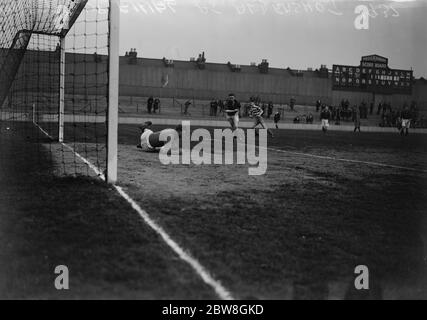 Una finale di coppa termina in un sorteggio dopo 2 ½ ore di gioco . Le guardie goalie fare un basso risparmio . 13 aprile 1932 Foto Stock