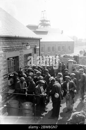 I primi salari sono stati pagati ai minatori di Midland da quando è iniziata la controversia. Clipston pit ( Nots ) . 28 agosto 1926 Foto Stock