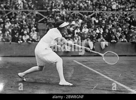 Eileen Bennett e Helen Wills all'Auteuil (Campionato Francese) Eileen Bennett in gioco . 5 giugno 1928 Foto Stock