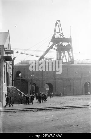 I primi salari sono stati pagati ai minatori di Midland da quando è iniziata la controversia. I minatori che lasciano il Clipston Pit ( Notts ) , per pescare la loro retribuzione . 28 agosto 1926 Foto Stock