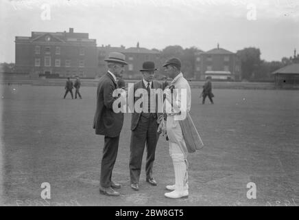 Vigilia della prova finale al Oval . R e S Wyatt , nuovo capitano d' Inghilterra , in conferenza con il signor Leveson Gower , il presidente del Comitato di selezione e il signor R C N Palairet , segretario del Surrey County Cricket Club . 15 agosto 1930 Foto Stock