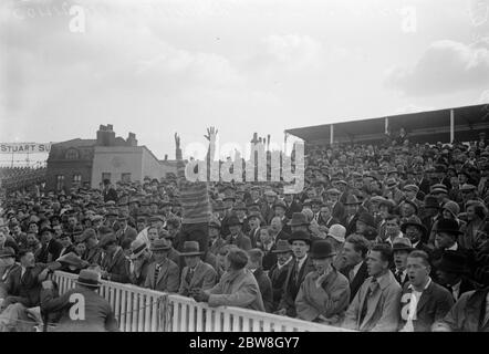 Test match , Oval , terzo giorno . Prima dell'inizio del Test Match martedì la folla ha scagliato il tempo con la comunità cantando . Foto Stock