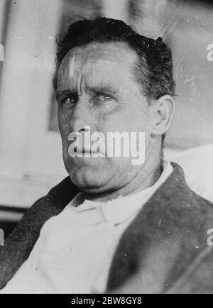 Un cuore che si accocca appena sopra . Roy Flynn , un ex Anzac è entusiasta se può fare 20 . Di solito ottiene solo 16 battute al minuto . 27 novembre 1933 Foto Stock