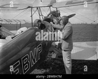 Più donne che imparano a volare . Studenti londinesi che mostrano abilità e cool . Molte donne aviatrici stanno ricevendo le istruzioni allo Stag Lane Aerodrome . Captain F G M Sparks il capo istruttore pilota in chat con la signora Simon Fraser . 27 marzo 1928 Foto Stock