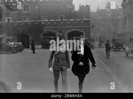 Il Re tiene un levee al St James Palace . Il colonnello John Murrey (australiano) e il signor Charles Murrey in partenza. 24 marzo 1931 Foto Stock