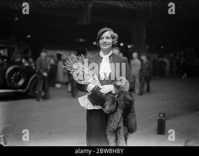 Le prove stellari di Drury Lane durante il viaggio in treno a Londra dopo aver raggiunto l'Inghilterra dagli Stati Uniti . Miss Natalie Hall 25 agosto 1933 Foto Stock