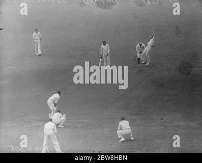 Il secondo giorno della prova al Kennington Oval . Inghilterra contro le Indie occidentali . Padre Marriot , che ha preso cinque dei wickets delle Indie Occidentali per 37 corre nelle prime inning , bowling ad Oscar da Costa nelle seconde inning delle Indie Occidentali . 14 agosto 1933 Foto Stock